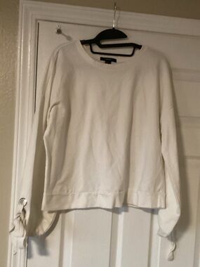 Forever 21 White Crew Neck Sweatshirt with cute bow design on sleeves